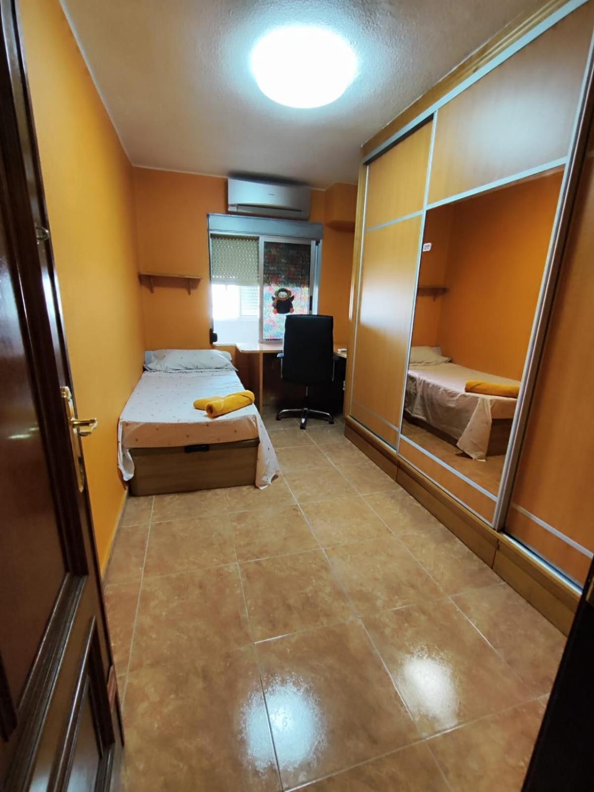Valencia Avenida Del Puerto Private Rooms Exterior photo
