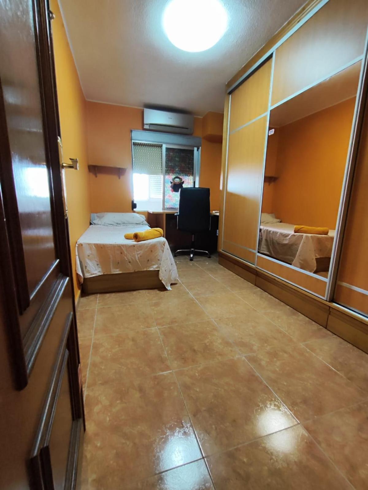 Valencia Avenida Del Puerto Private Rooms Exterior photo